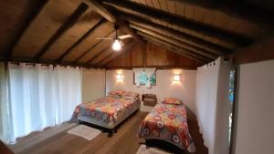 Postel nebo postele na pokoji v ubytování Chalé Bonito Pousada em Paraty - Acomodações Privativas e Completas - Natureza - Wi-fi - TV - Garagem