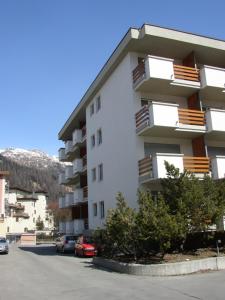 Foto dalla galleria di swissme - modernes Studio mit Balkon & Parkplatz & Netflix a Sankt Moritz