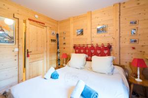 sypialnia z dużym łóżkiem w drewnianym pokoju w obiekcie Comme un chalet, appartement à la montagne w mieście Saint-Gervais-les-Bains