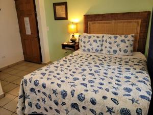 En eller flere senge i et værelse på Villa Coral Guesthouse