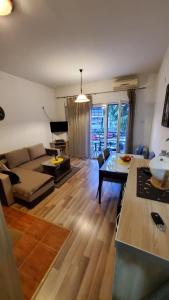 sala de estar con sofá y mesa en Apartment SIDRO Tivat, en Tivat