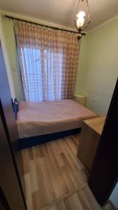 1 dormitorio con cama y ventana en Apartment SIDRO Tivat en Tivat