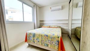 Un pat sau paturi într-o cameră la Residencial Yasmin - Apto 3 dormitorios vista mar Praia de Palmas