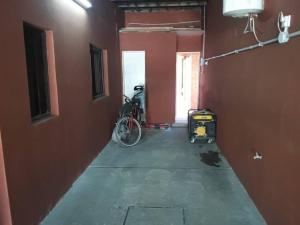 een lege kamer met een fiets en een kamer met een kamer bij Depto La Cuni in Goya