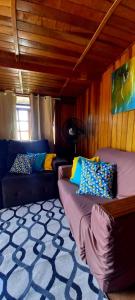 salon z 2 łóżkami i kanapą w obiekcie CASA DE CAMPO PATRIMÔNIO w mieście Brotas