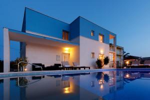Bazén v ubytovaní Family Villa Mermaid Your Croatian Haven with Pool and Scenic Views alebo v jeho blízkosti