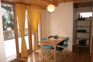 comedor con mesa de madera y sillas en Loft in Saillagouse, en Saillagouse