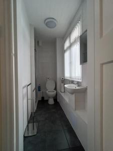A bathroom at The Ship Inn Folkestone