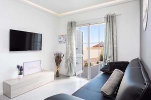 A television and/or entertainment centre at Manuda Luxury Apartment