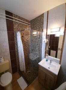 Kúpeľňa v ubytovaní Kék Lagúna Wellness Apartmanok