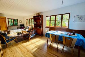 un salon avec une table et un canapé dans l'établissement Family Cottage With Garden In Saint Chaffrey, à Saint-Chaffrey