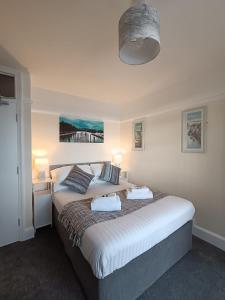 1 dormitorio con 1 cama grande y 2 almohadas en The Ship Inn Folkestone, en Folkestone