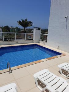 una piscina en la parte superior de un edificio en Apartamento completo p temporada Ubatuba, excelente localização com conforto e economia, en Ubatuba