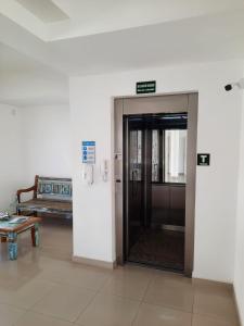 un ascensor en un edificio con una puerta y un banco en Apartamento completo p temporada Ubatuba, excelente localização com conforto e economia, en Ubatuba 64 fotos más
