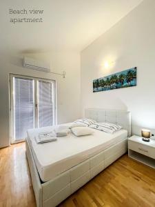 スプリトにあるVacation Rentals Croatiaのベッドルーム1室(白い大型ベッド1台付)