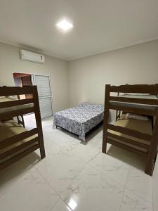 a room with two bunk beds in a room at Casa De Temporada Eldorado in Olímpia +16 photos