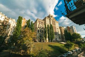 a large building with a lawn in front of it at 2х комнатная, Крещатик 23, VIP, Центр, Просторная, Тихая in Kyiv