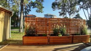 una valla de madera con plantas en un patio en Wohnung Bernstein - Nr. 4, en Dierhagen