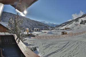 een uitzicht op een met sneeuw bedekte berg met een skipiste bij Haus Hildegard in Gerlos