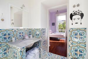 La salle de bains est pourvue d'un lavabo et d'un miroir. dans l'établissement Caluga House, à Piano di Sorrento