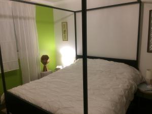 a bed in a bedroom with a green wall at APPARTEMENT CONLEAU VANNES une Chambre WIFI in Vannes