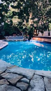 Bazén v ubytování Manaya Bed & Breakfast nebo v jeho okolí