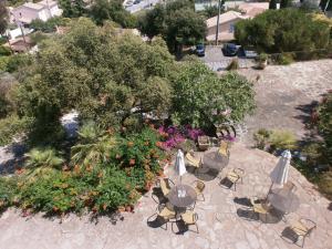 an overhead view of a patio with chairs and umbrellas at Hôtel Paradis in Bormes-les-Mimosas