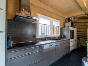 een keuken met roestvrijstalen apparatuur en een raam bij Wellness Chalet Bell a Mur in Murau