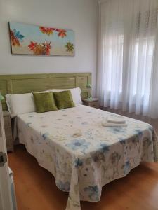 Un dormitorio con una cama grande con una manta. en Pensión Sotelo, en Logroño
