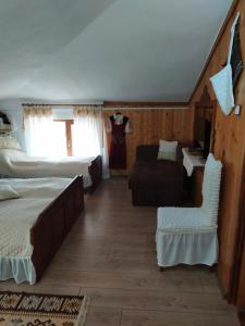 una sala de estar con 2 camas y un sofá y una habitación en Gologanova house, en Kalofer