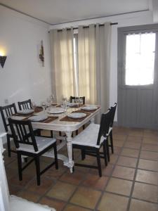 uma sala de jantar com mesa e cadeiras em L'Atelier B&B, Amazing view em Carcassonne