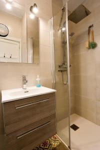 a bathroom with a sink and a shower at Bonito Apartamento a un paso del centro. in Seville