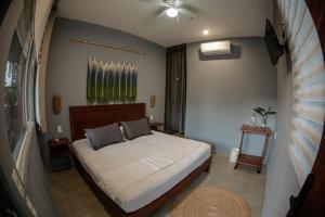 Tempat tidur dalam kamar di Hotel Makaabá Eco-Boutique