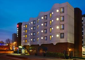 un edificio con luci sui lati di ibis Portsmouth a Portsmouth
