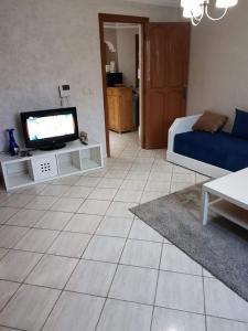 ein Wohnzimmer mit einem Bett und einem TV in der Unterkunft House bros in Agadir