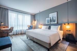 Un pat sau paturi într-o cameră la Radisson Blu Hotel Rostock