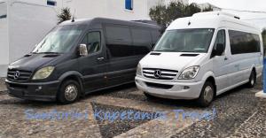 zwei Lieferwagen, die nebeneinander auf einem Parkplatz geparkt sind in der Unterkunft Studios Apartments Kapetanios in Perissa