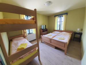 Postel nebo postele na pokoji v ubytování Na Kopečku AD 1795 - penzion s restaurací a wellness v Podkrkonoší