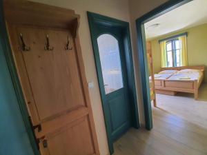 Postel nebo postele na pokoji v ubytování Na Kopečku AD 1795 - penzion s restaurací a wellness v Podkrkonoší