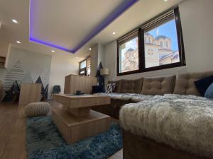 sala de estar con sofá y mesa en Alexandrea Apartments, en Pale