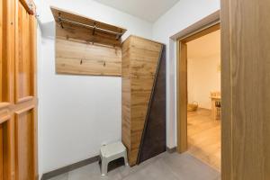 une chambre avec une porte coulissante de la grange et un couloir dans l'établissement Apartma Jelendol, à Tržič