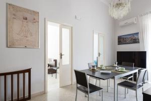 Televízia a/alebo spoločenská miestnosť v ubytovaní La casa di Artemide*****