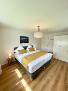 a bedroom with a large bed in a room at Sweet Home Apartment Ammersee - eco-friendly, Boxspring, Garden, WiFi in Inning am Ammersee
