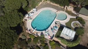 an overhead view of a swimming pool in a park at Residence Le Grazie Est in Capoliveri