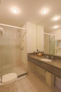 uma casa de banho com um WC, um chuveiro e um lavatório. em Flat Nobile Congonhas em frente ao aeroporto - H614 em São Paulo