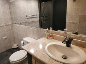 Vannituba majutusasutuses Modern, Welcoming Studio, Ocean View in Juan Dolio