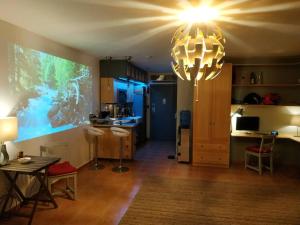 TV a/nebo společenská místnost v ubytování Modern, Welcoming Studio, Ocean View in Juan Dolio
