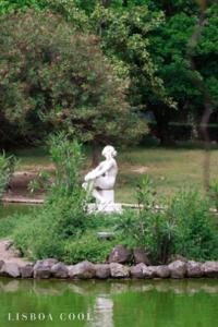 una estatua de una mujer sentada junto a un estanque en Chez Jacqueline en Lisboa