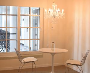 a dining room with a table and chairs and a chandelier at Casa Hidalgo Hotel Boutique in Oaxaca City