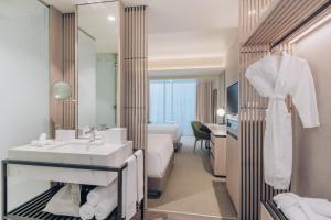 Cama ou camas em um quarto em Vignette Collection SOUMA Hotel by IHG